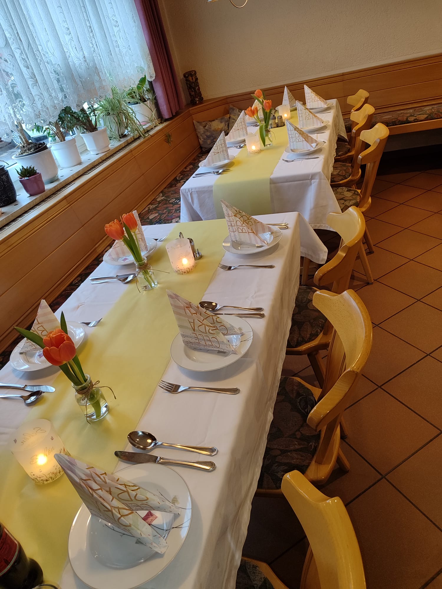 Gastzimmer feierlich gedeckt 1