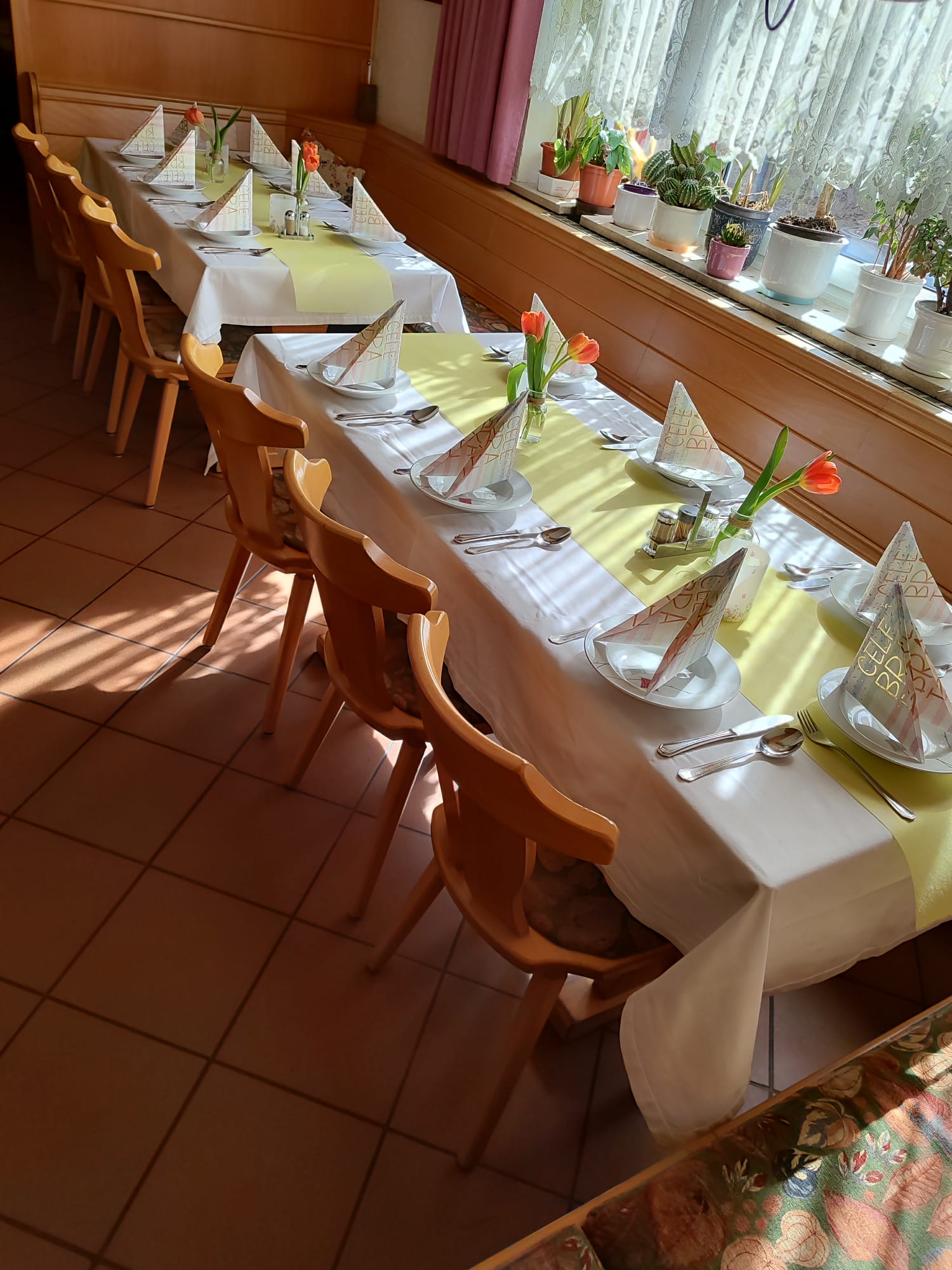 Gastzimmer feierlich gedeckt 3